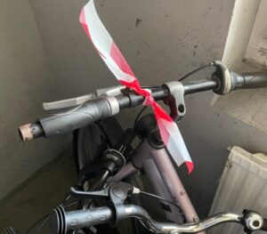 Cykel med röd-vit band